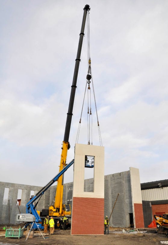 Dave’s Crane sets Precast Panels supplied by Wells Concrete with a